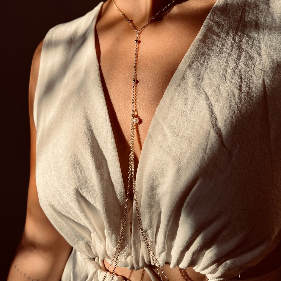 Collier chaîne fine dorée bijou de corps fait main avec perles décoratives