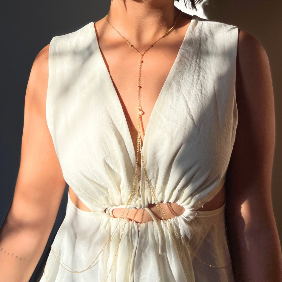 Collier chaîne fine dorée bijou de corps fait main avec perles décoratives