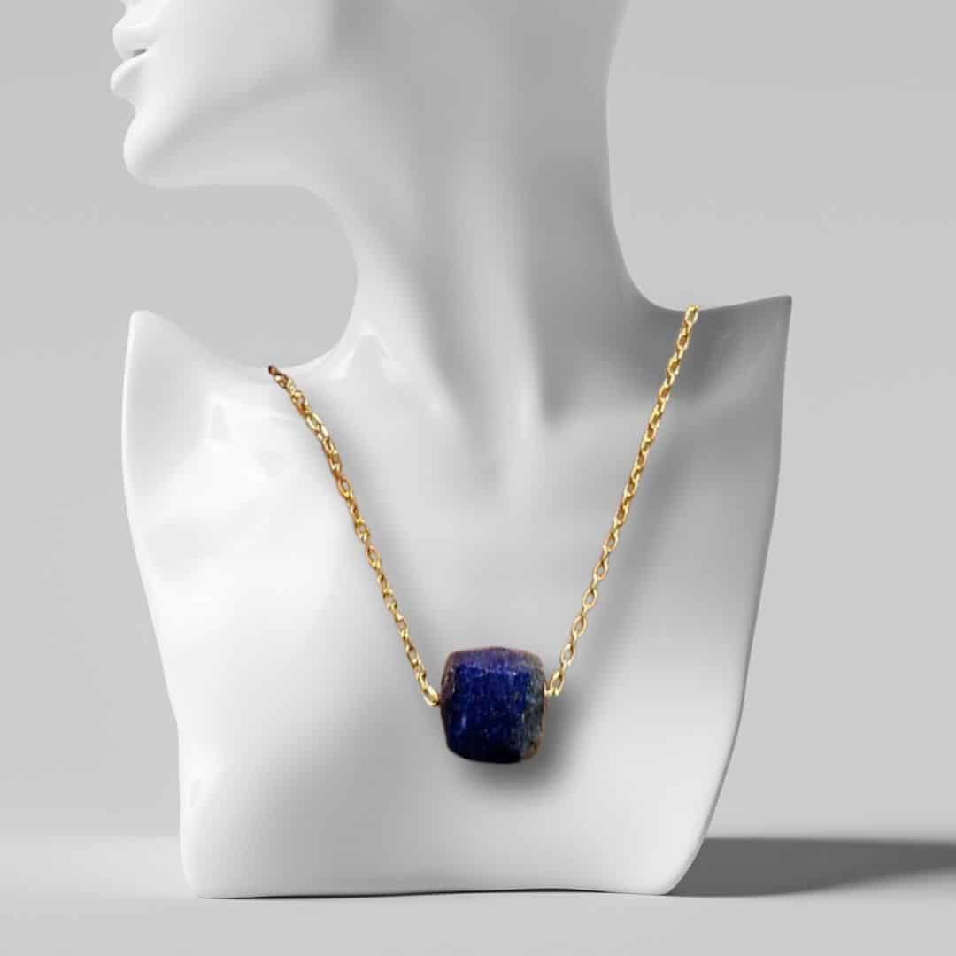 Collier en argent 925 plaqué en or 18 karats avec une Lapis Lazuli au milieu (45 cm)