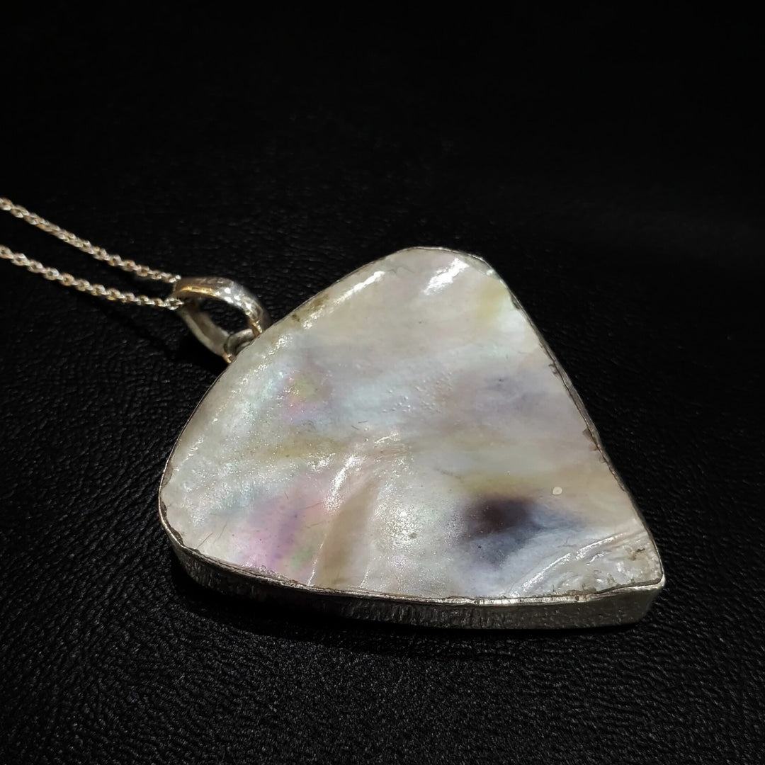 Collier en argent 925 avec médaillon en nacré naturelle disponible en 2 tailles (45 cm)
