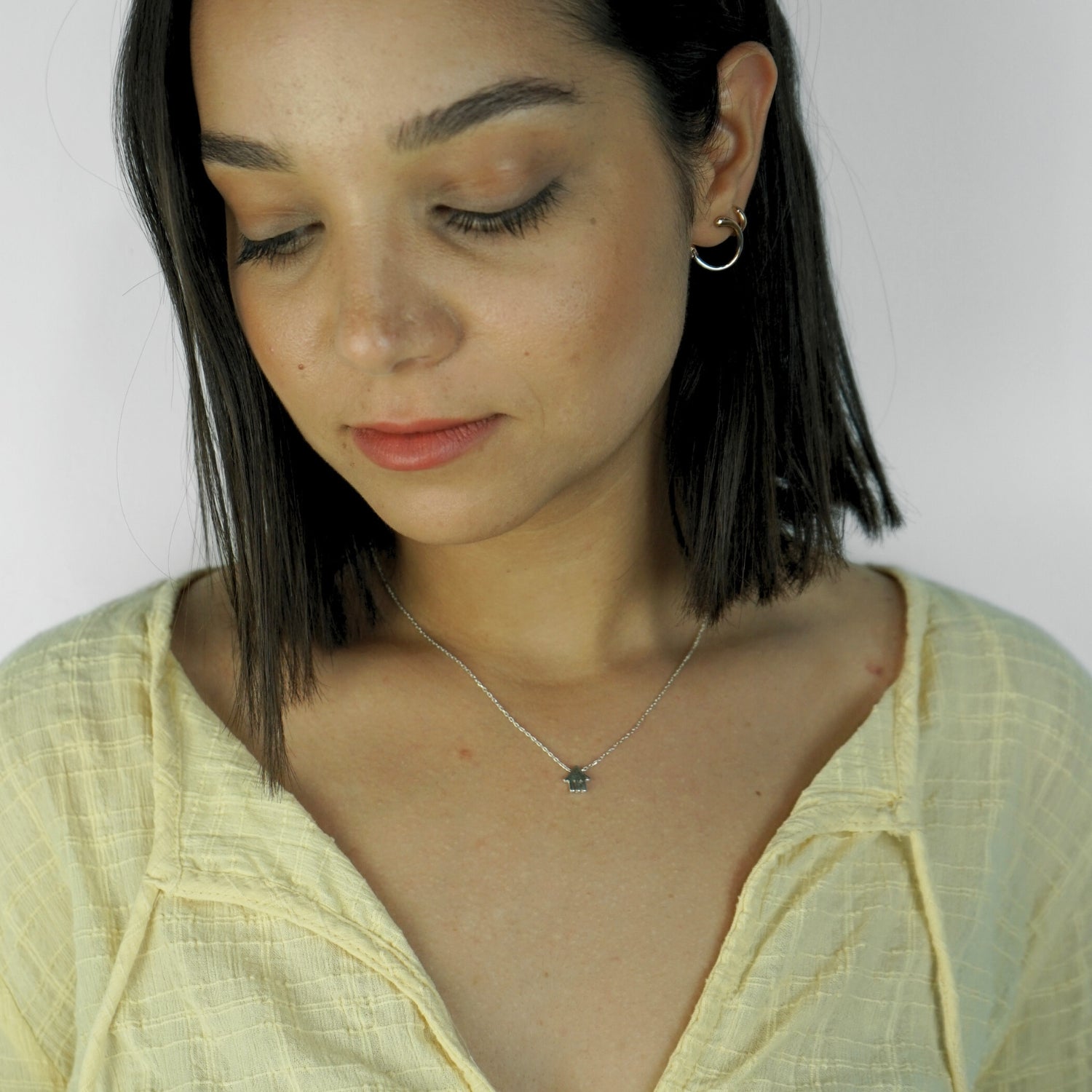 Collier argent artisanal : Élégance unique à porter