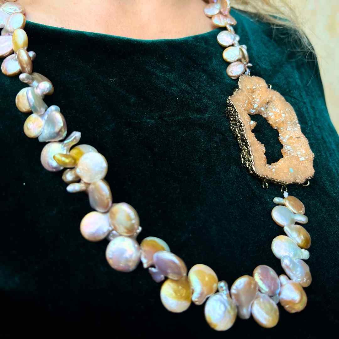 Collier en Perles Changeantes Colorées avec Broche pour Femme - Bijou Tendance