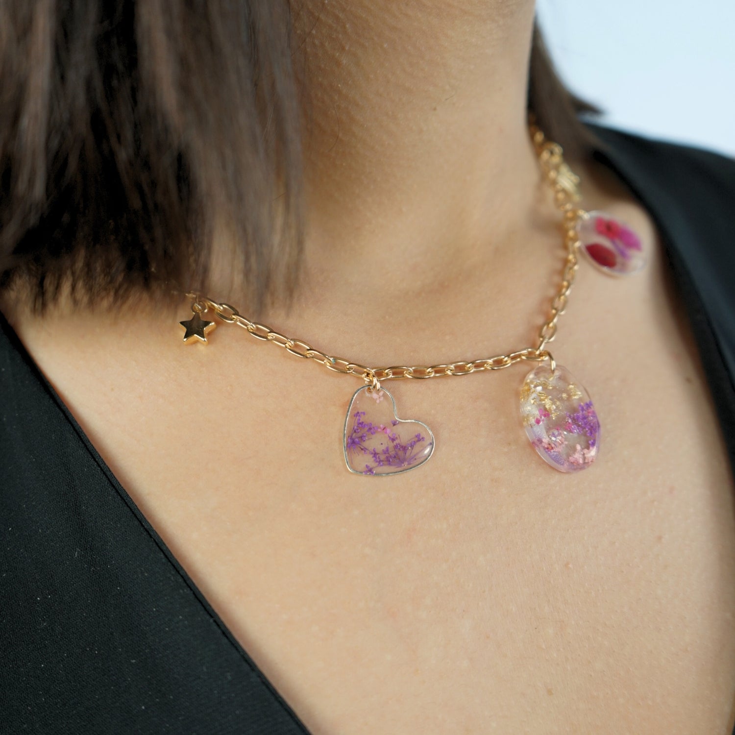 Collier minimaliste en fleurs : Élégance exclusive à porter