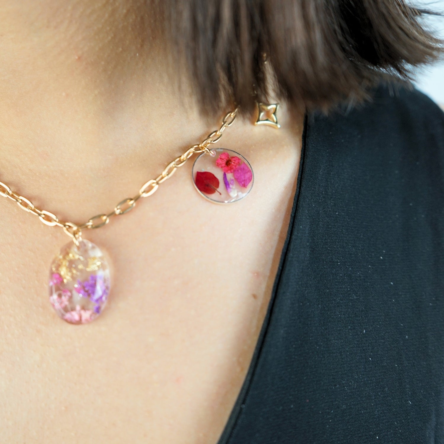 Collier minimaliste en fleurs : Élégance exclusive à porter