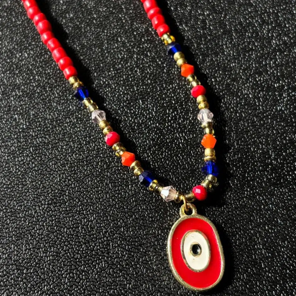 Collier rouge fait main – Élégant et unique avec pendentif œil