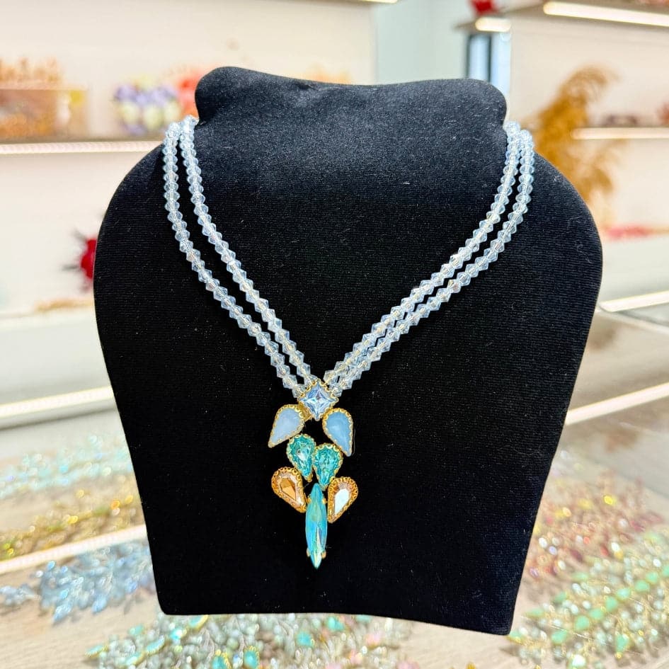 Collier double rangs en perles et pendentif en cristaux bleus – Look élégant