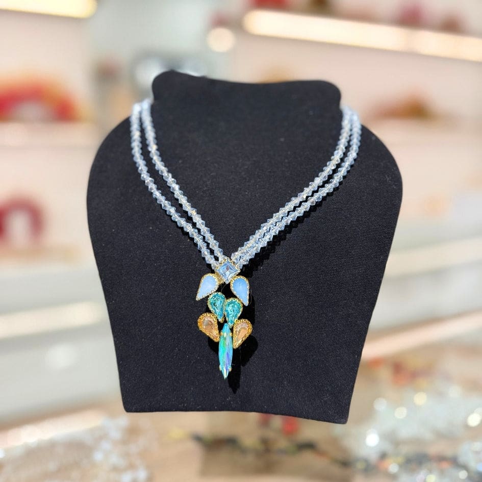 Collier double rangs en perles et pendentif en cristaux bleus – Look élégant