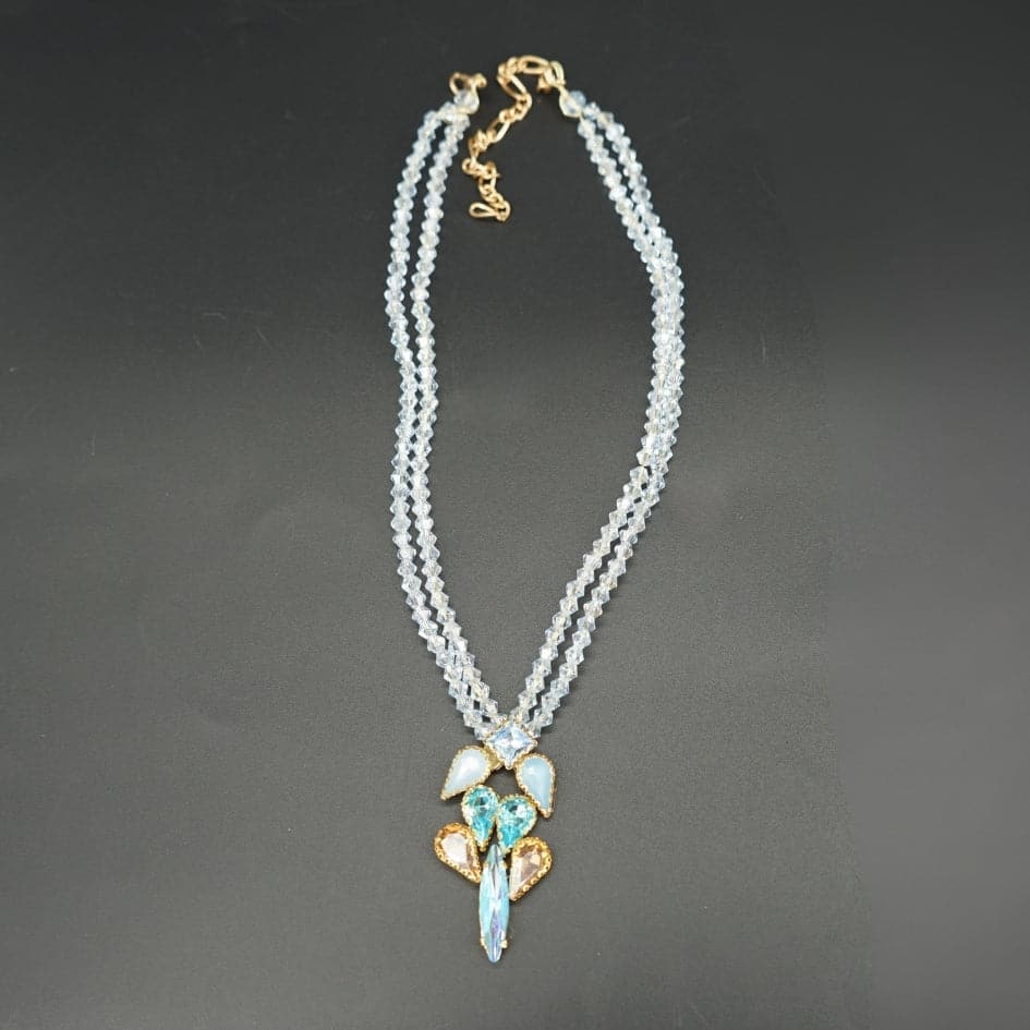 Collier double rangs en perles et pendentif en cristaux bleus – Look élégant