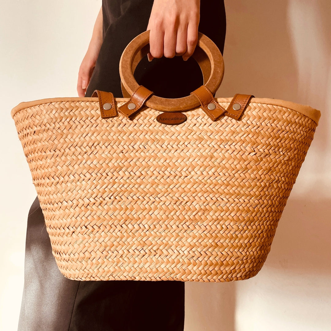 Couffin artisanal en palmier nain avec poignées rondes en bois et finitions cuir