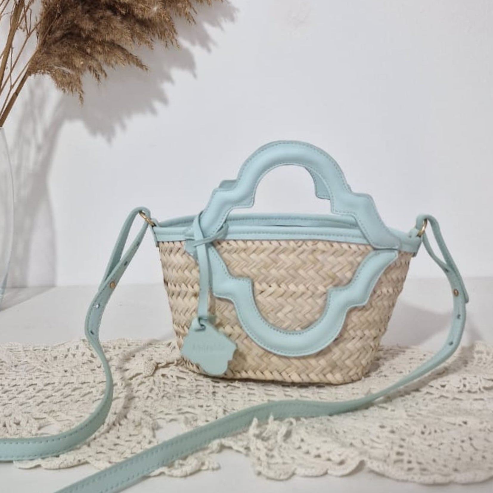 Couffin en palmier et véritable cuir bleu ciel