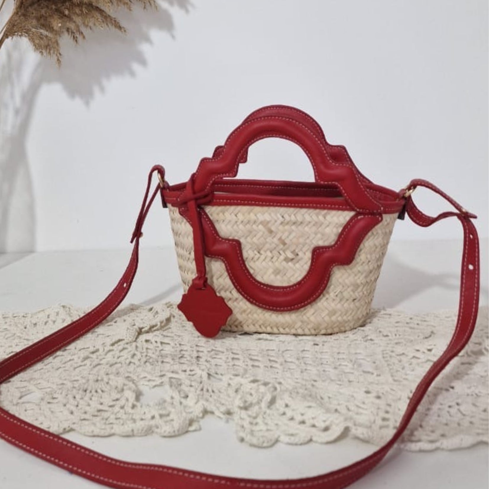 Couffin en palmier et véritable cuir rouge