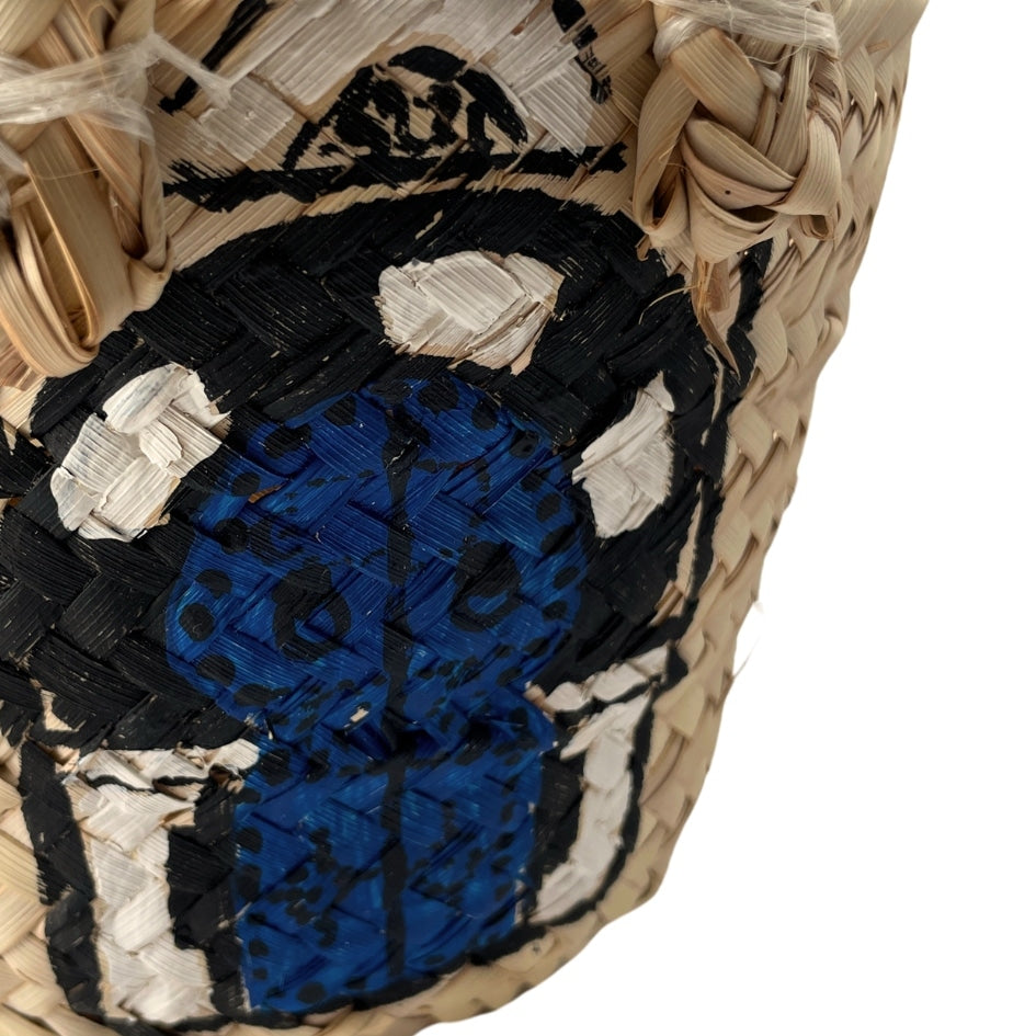Couffin traditionnel en fibre de palmier naturelle avec peinture en bleu