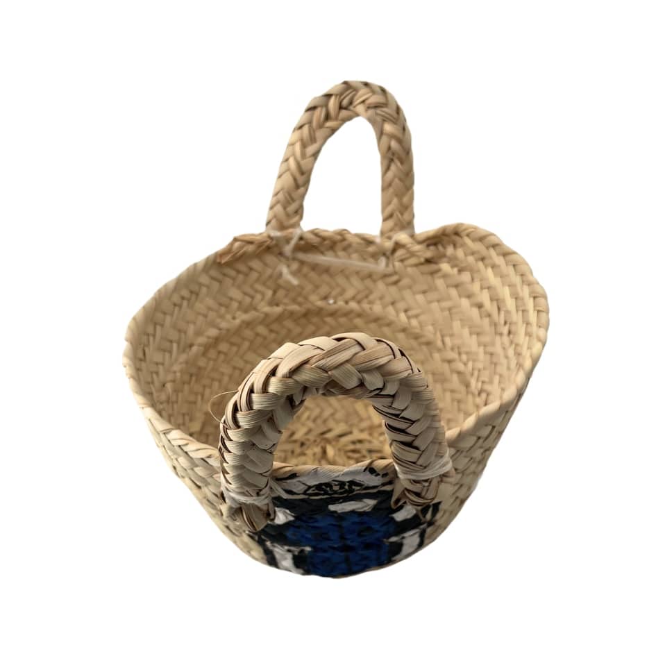 Couffin traditionnel en fibre de palmier naturelle avec peinture en bleu