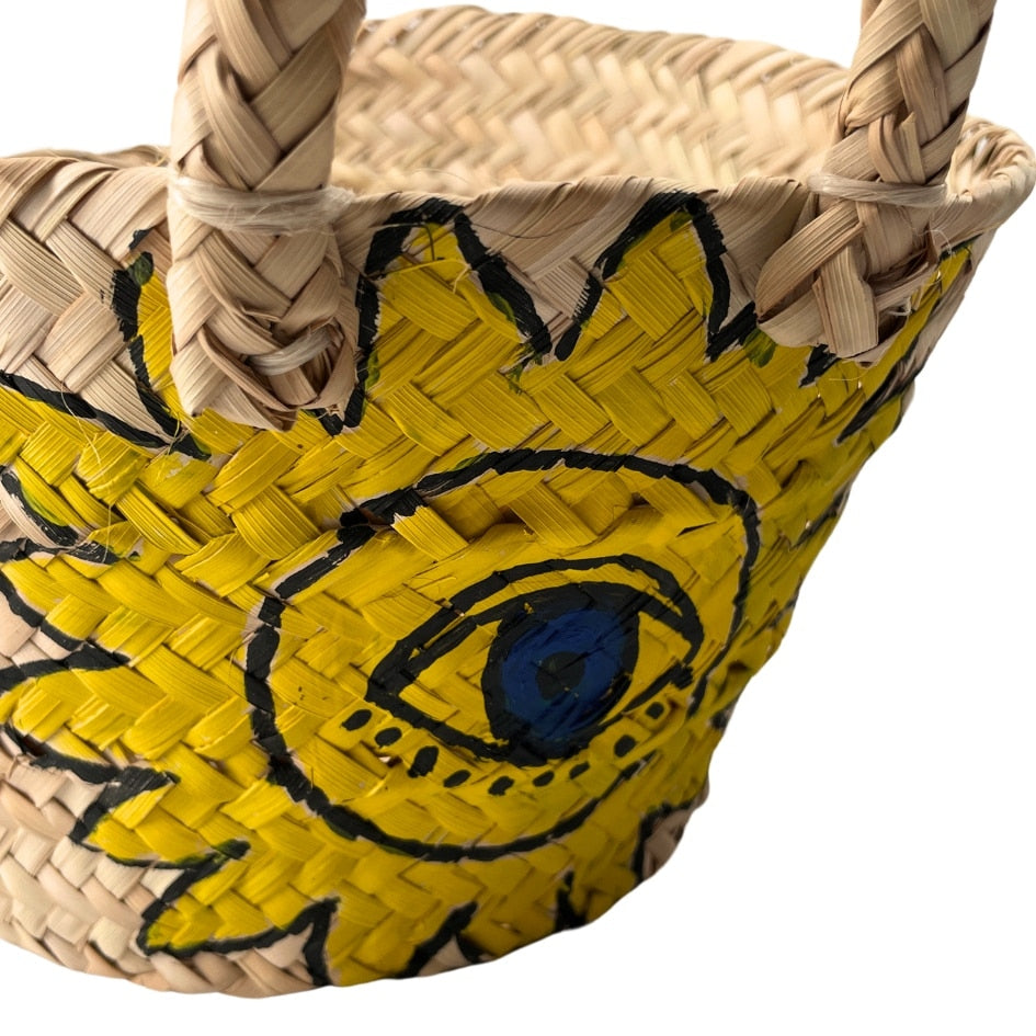 Couffin traditionnel en fibre de palmier naturelle avec peinture jaune