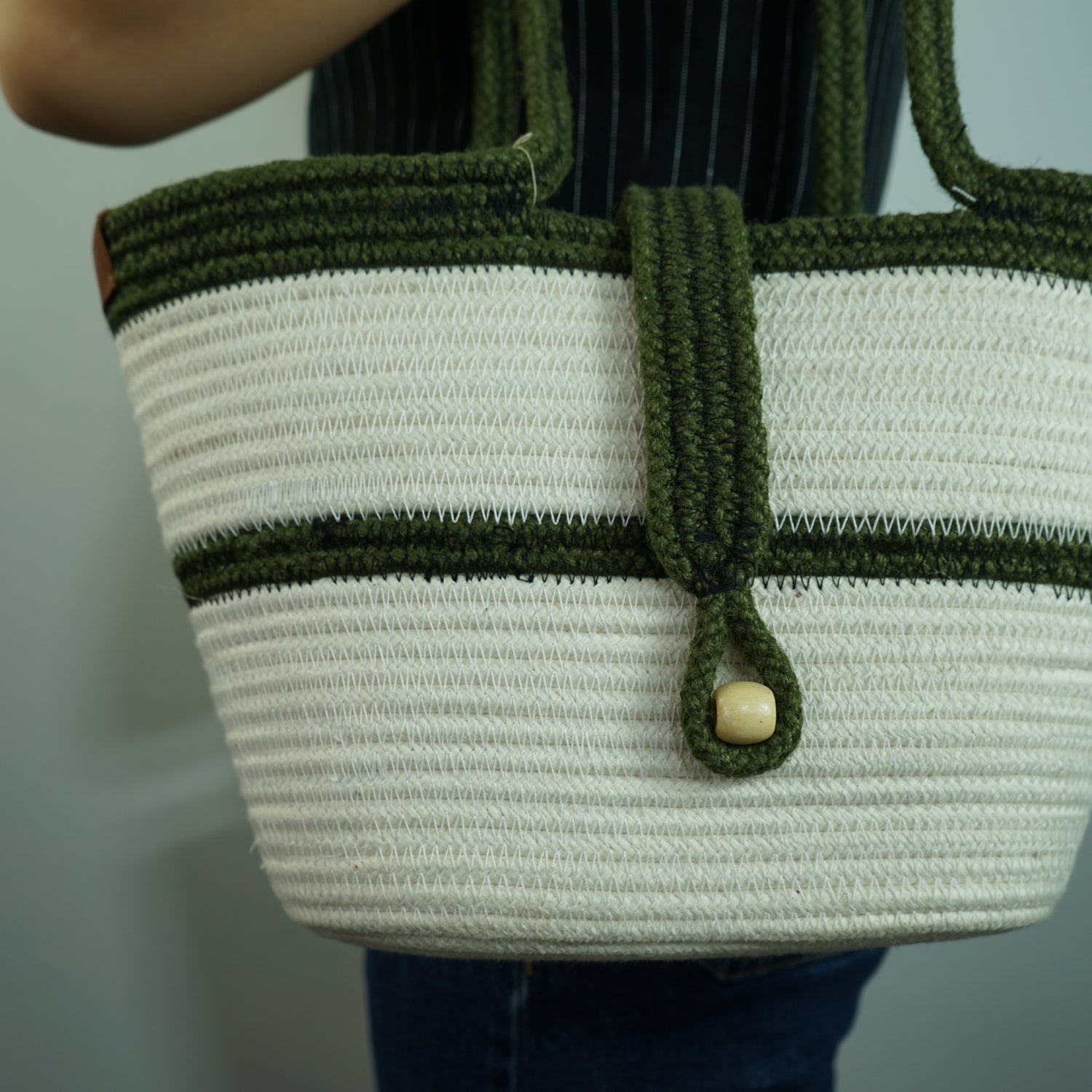 Couffin macramé blanc et vert olive, luxe et confort irrésistible