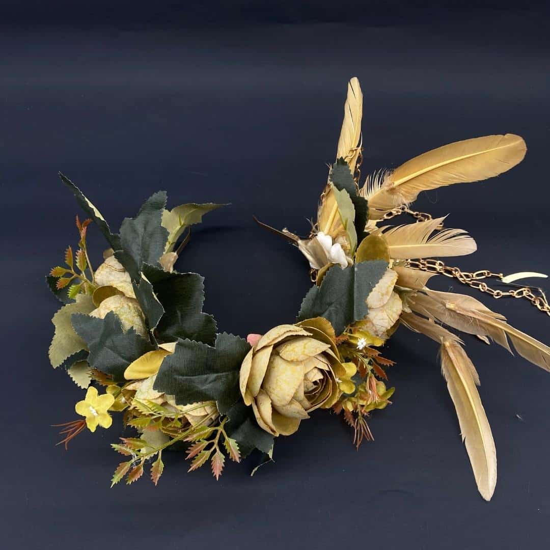 Couronne avec des fleurs vertes et des plumes fines