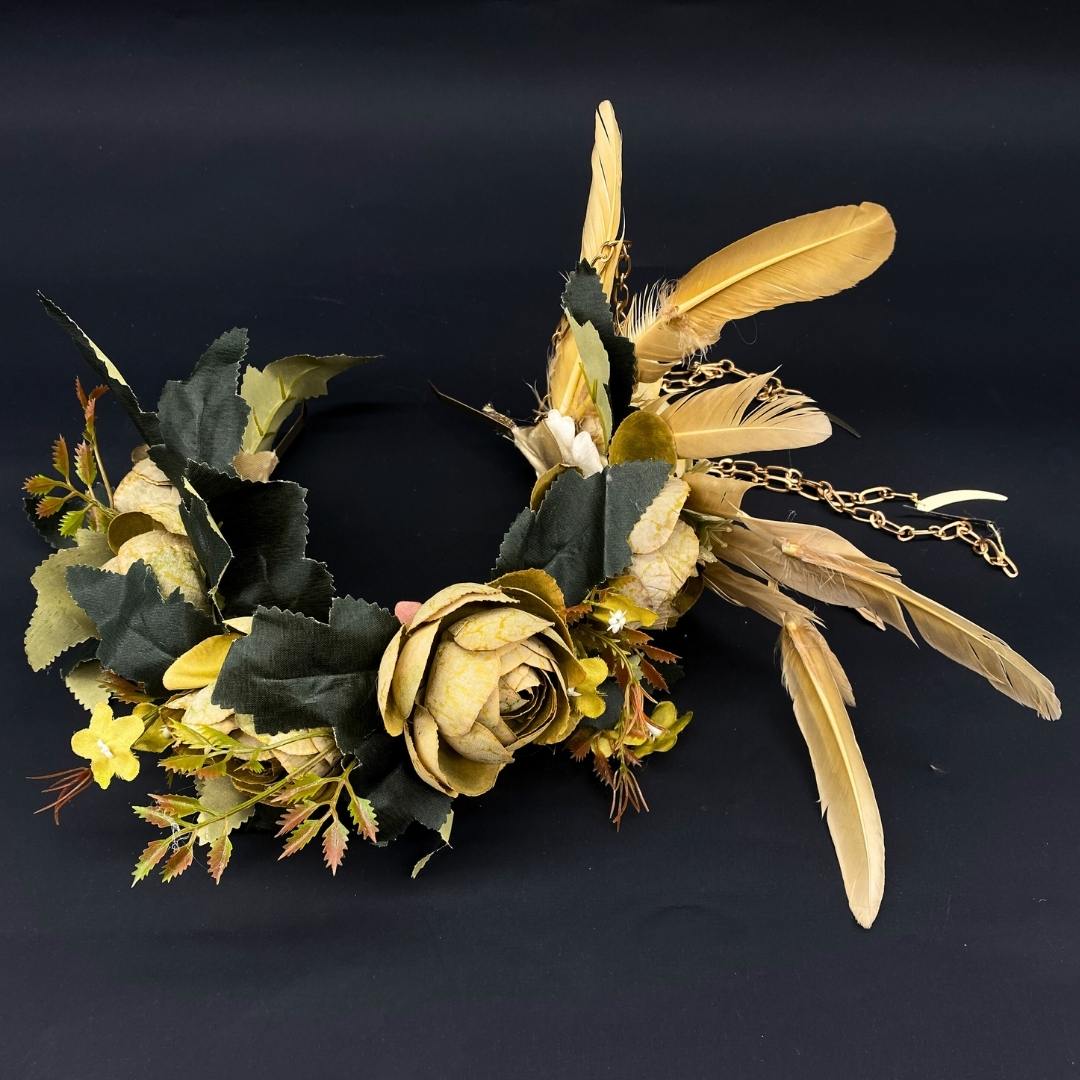 Couronne avec des fleurs vertes et des plumes fines