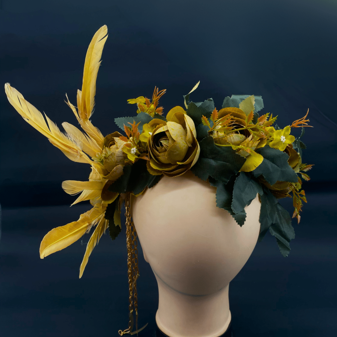 Couronne avec des fleurs vertes et des plumes fines