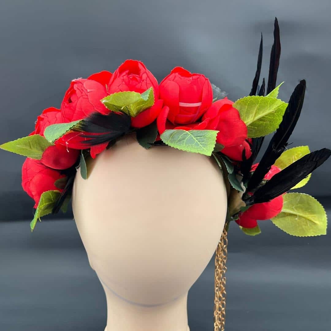 Couronne fleurs en rouge avec des plumes en noir