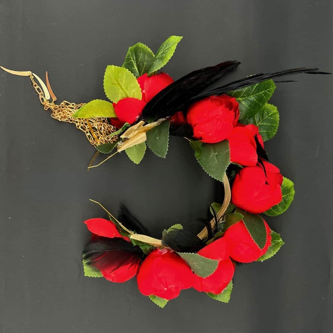 Couronne fleurs en rouge avec des plumes en noir