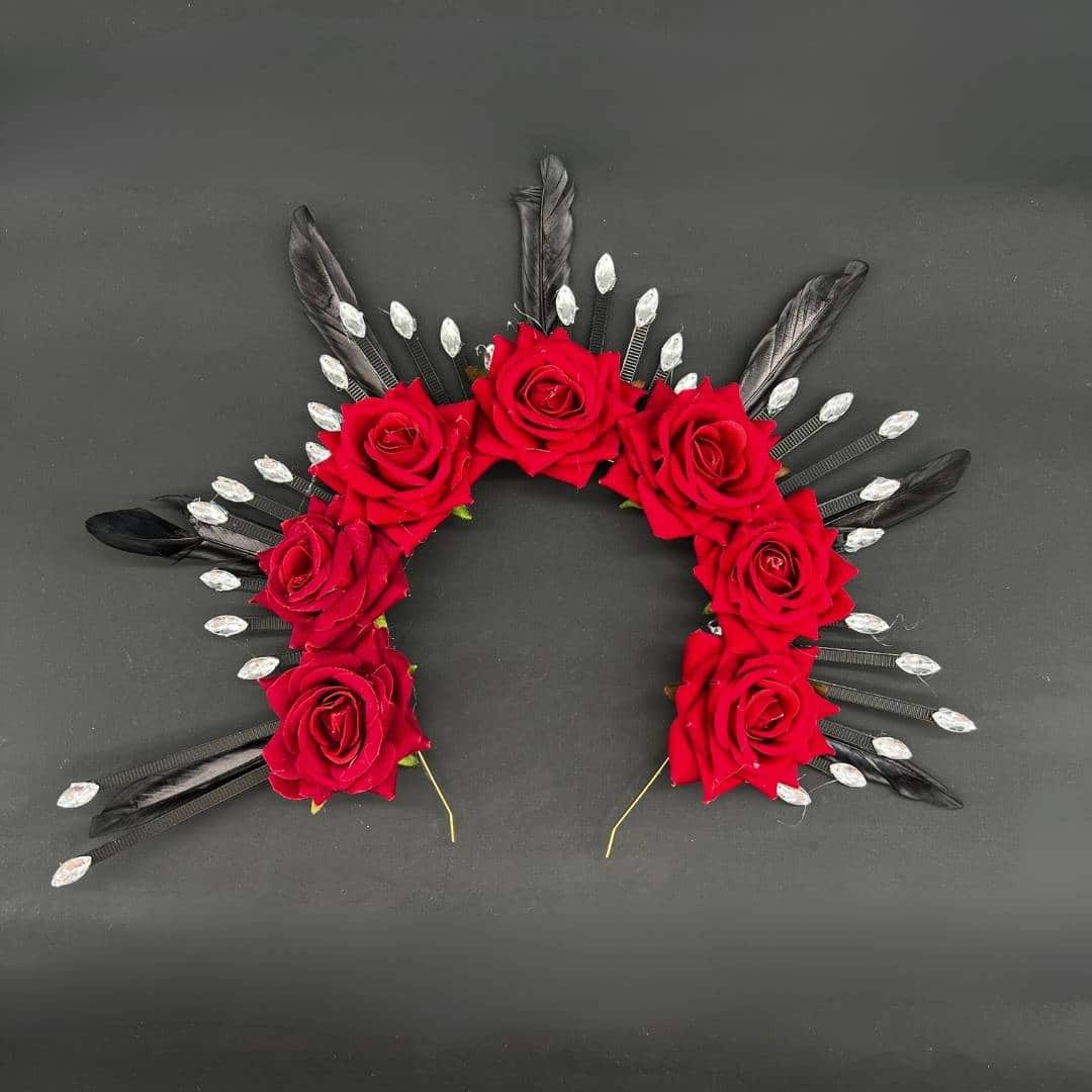 Couronne fleurs en rouge avec des plumes en noir et diamant