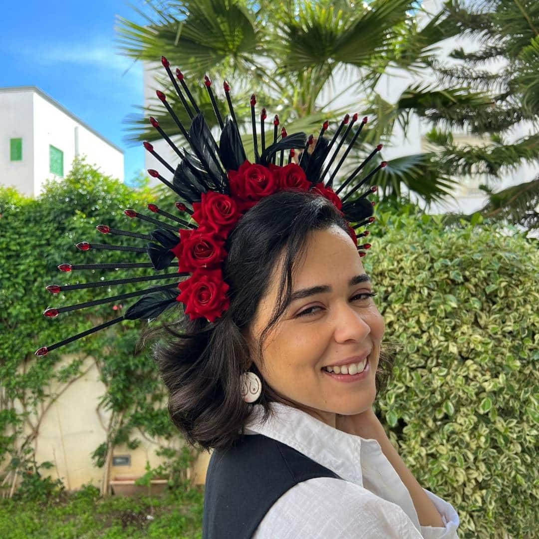 Couronne fleurs en rouge avec des plumes en noir et diamant