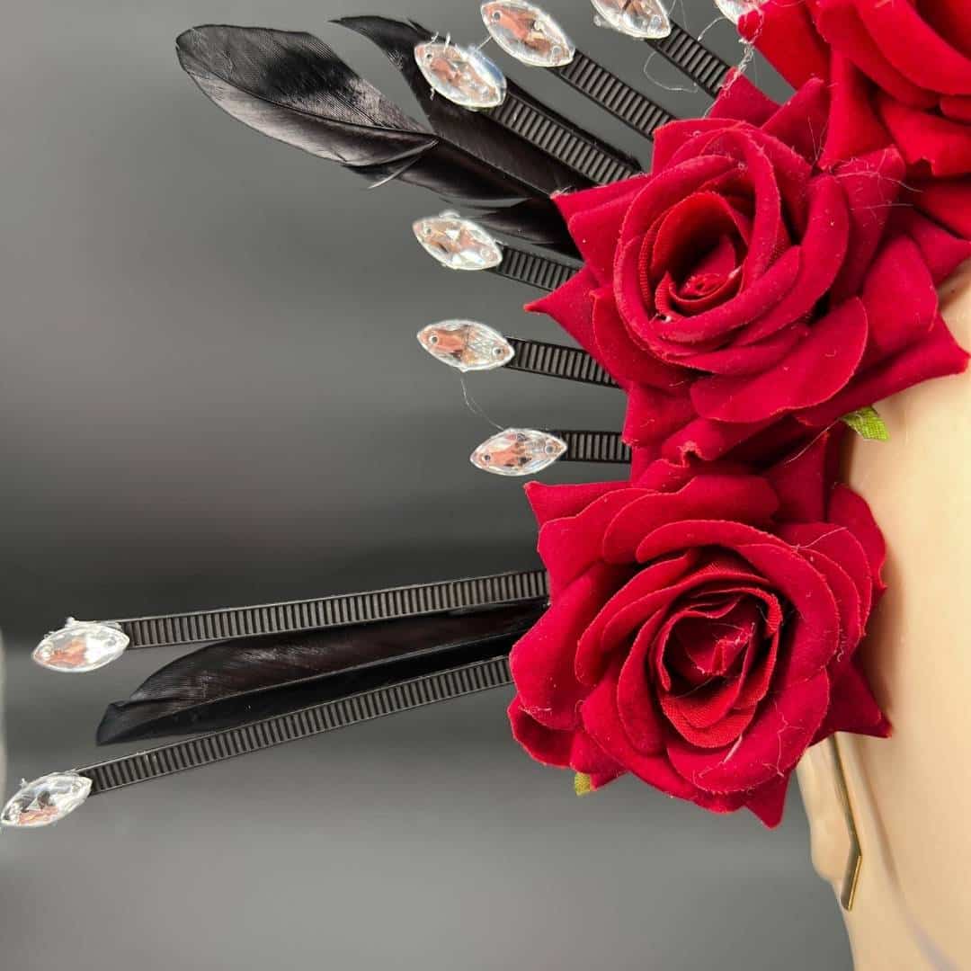 Couronne fleurs en rouge avec des plumes en noir et diamant