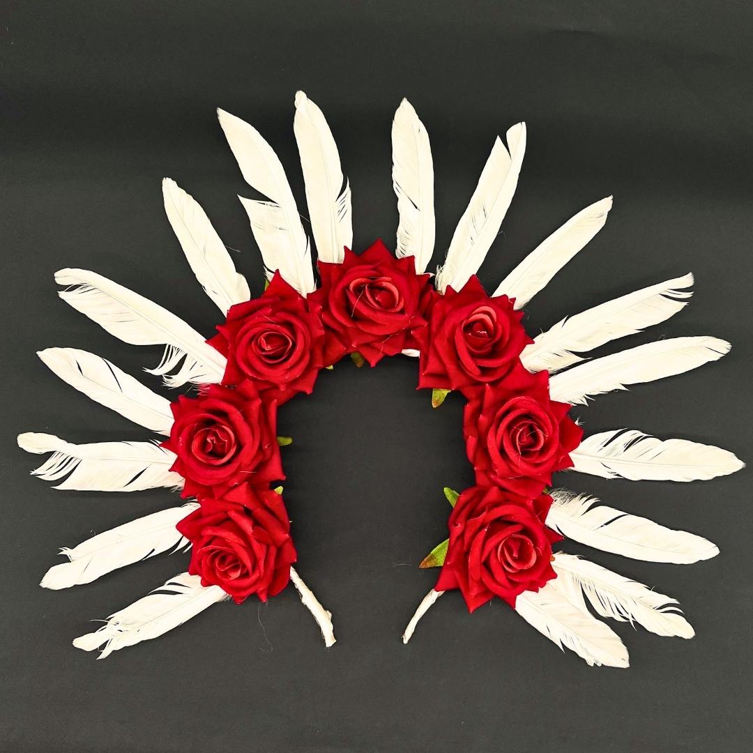 Couronne fleurs rouges et plumes blanches