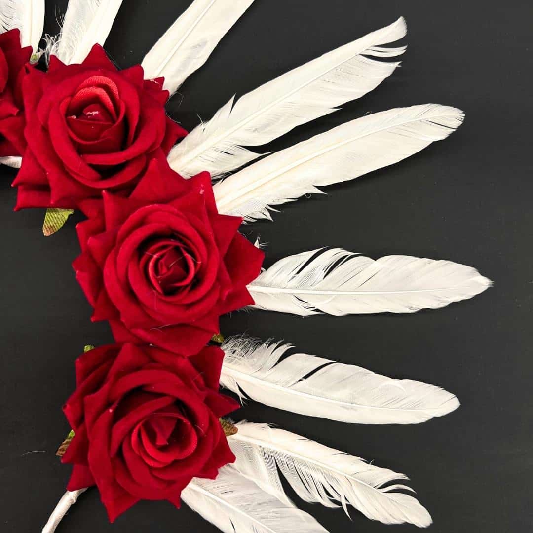 Couronne fleurs rouges et plumes blanches