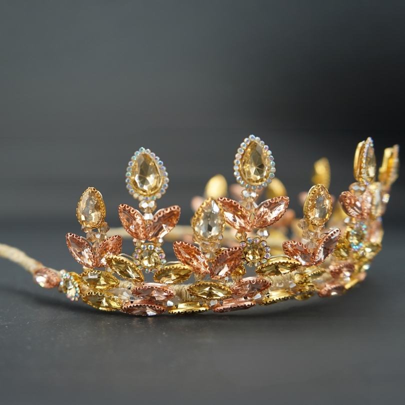 Couronne de fleurs dorées avec cristaux Couronne de cheveux de mariage Élégant glamour bandeau de mariée Couronne d’or Tiare de mariage Accessoires de mariée