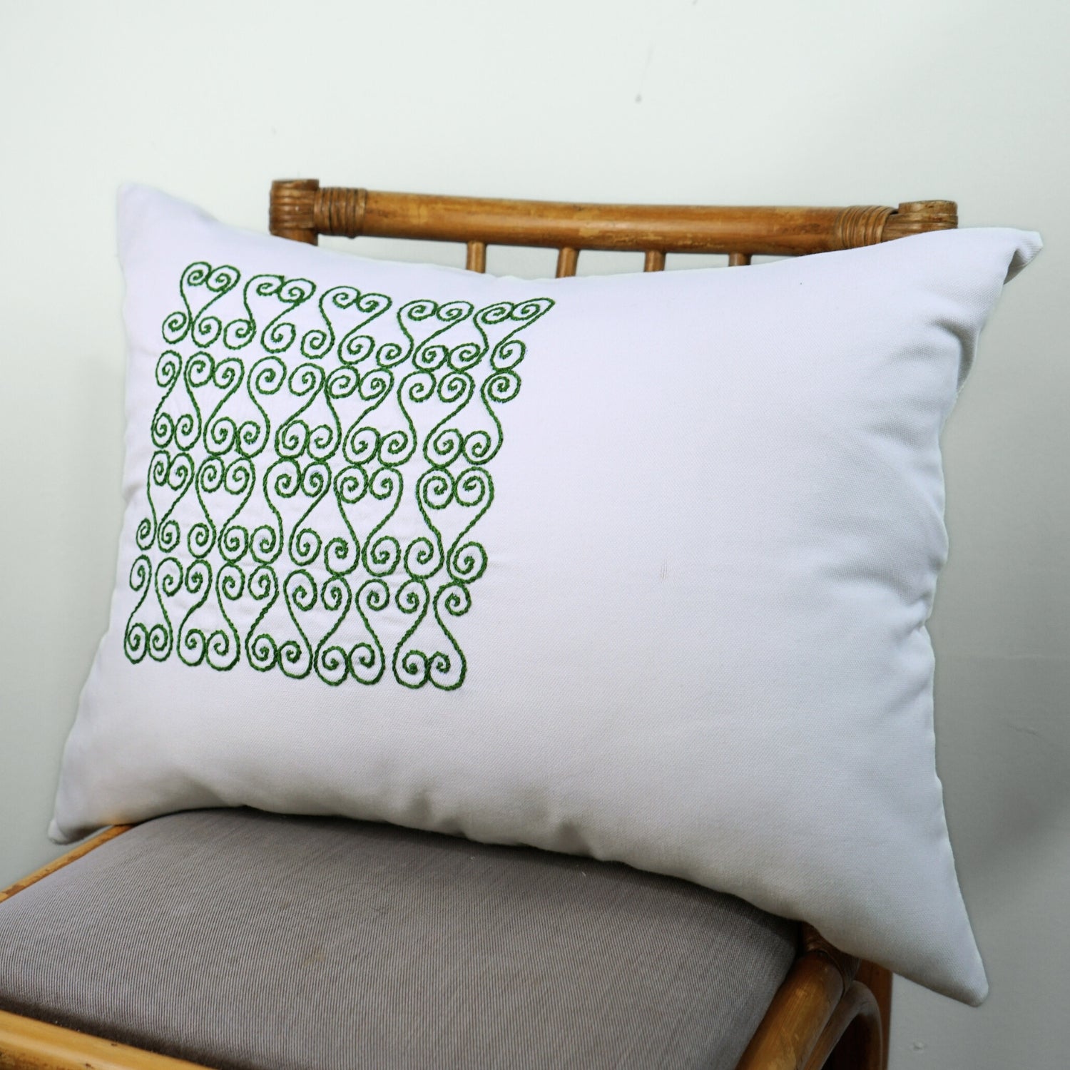 Coussin brodé vert artisanal : Élevez votre déco avec style