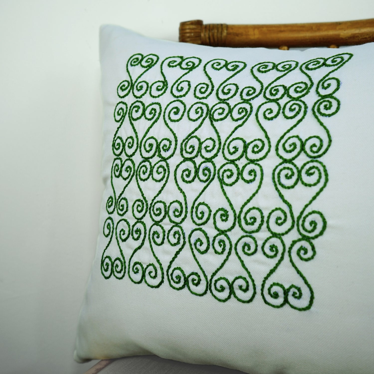Coussin brodé vert artisanal : Élevez votre déco avec style