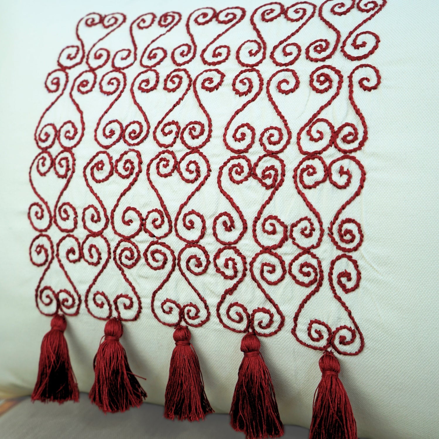 Coussin décoratif en broderie rouge, l'élégance artisanale unique