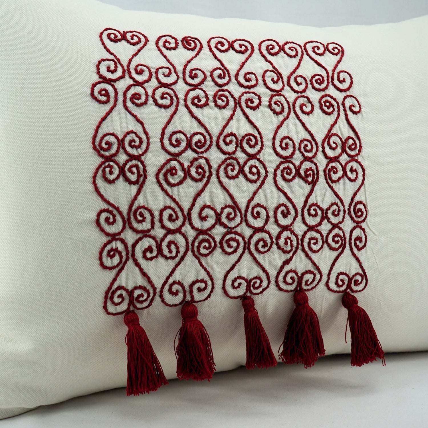 Coussin décoratif en broderie rouge, l'élégance artisanale unique