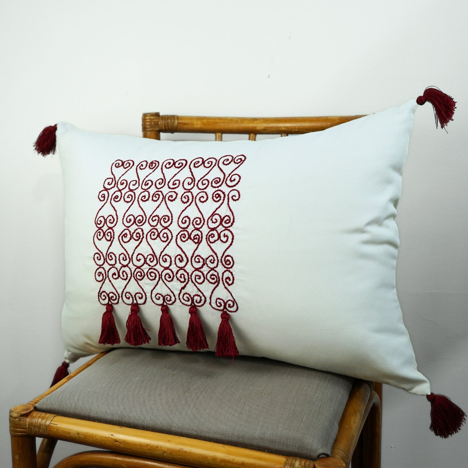 Coussin décoratif en broderie rouge, l'élégance artisanale unique