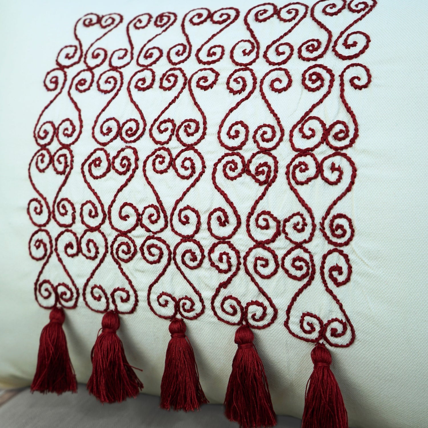 Coussin décoratif en broderie rouge, l'élégance artisanale unique