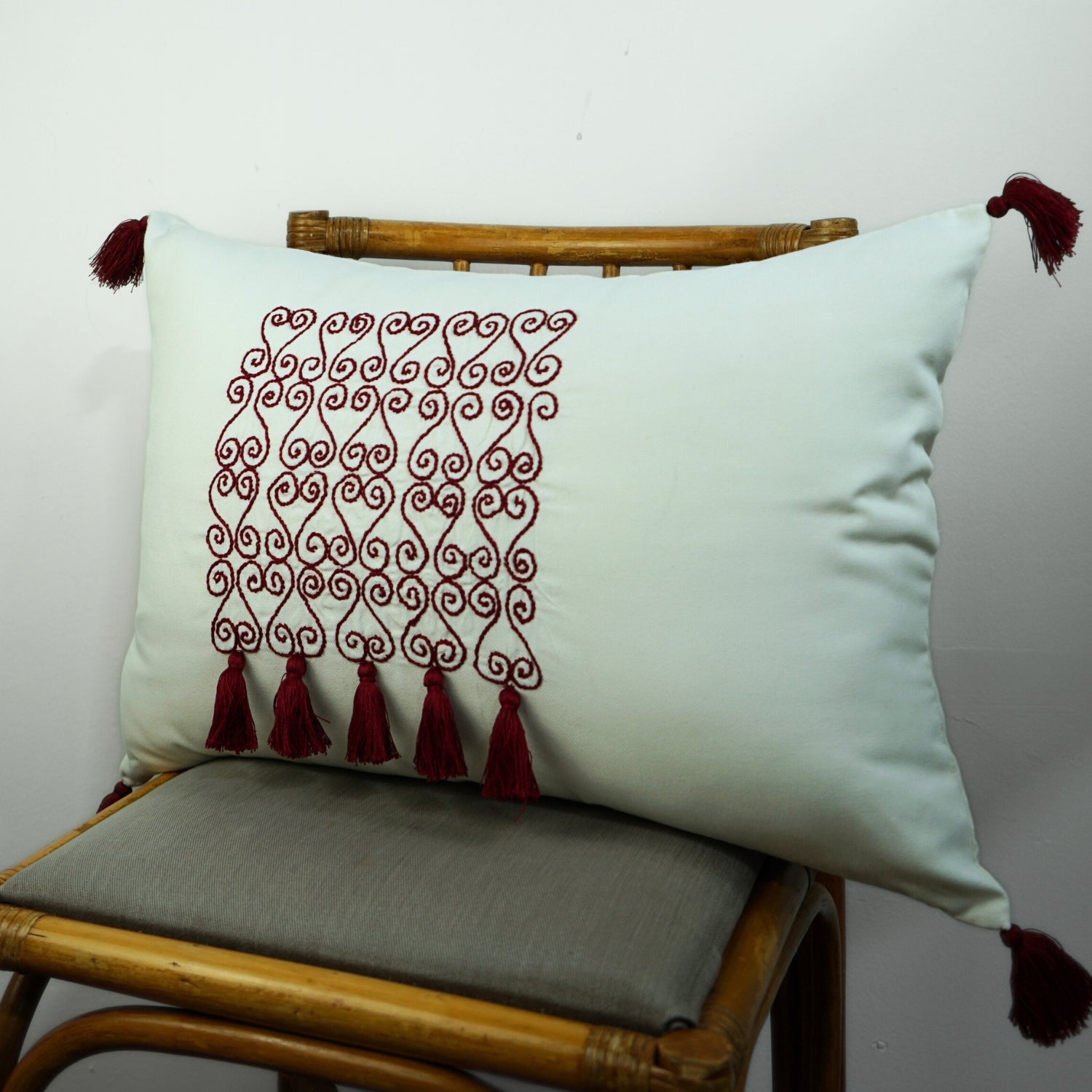Coussin décoratif en broderie rouge, l'élégance artisanale unique