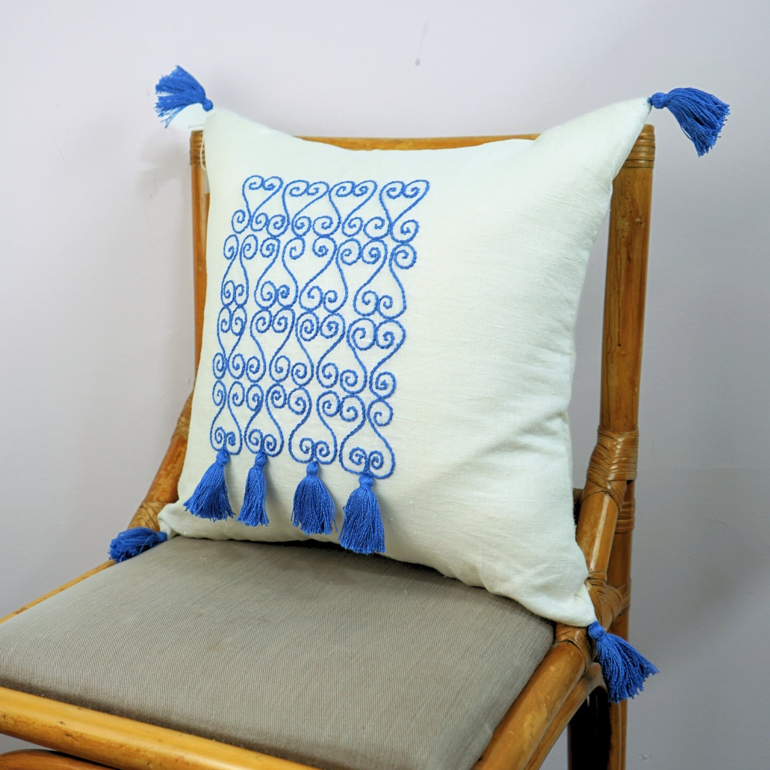 Coussin blanc avec broderie bleue