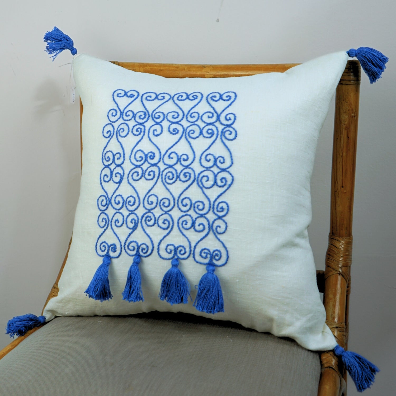 Coussin blanc avec broderie bleue