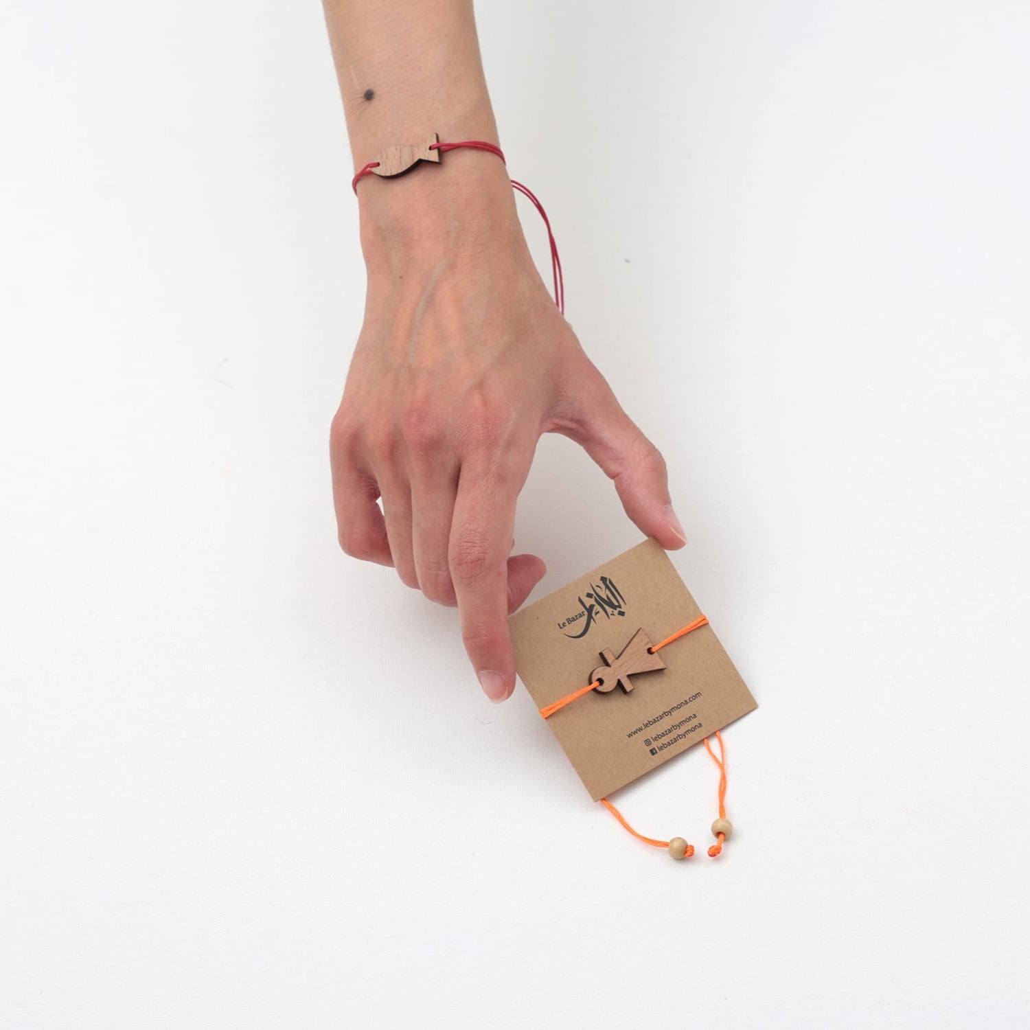 Bracelet en bois avec symboles berbères