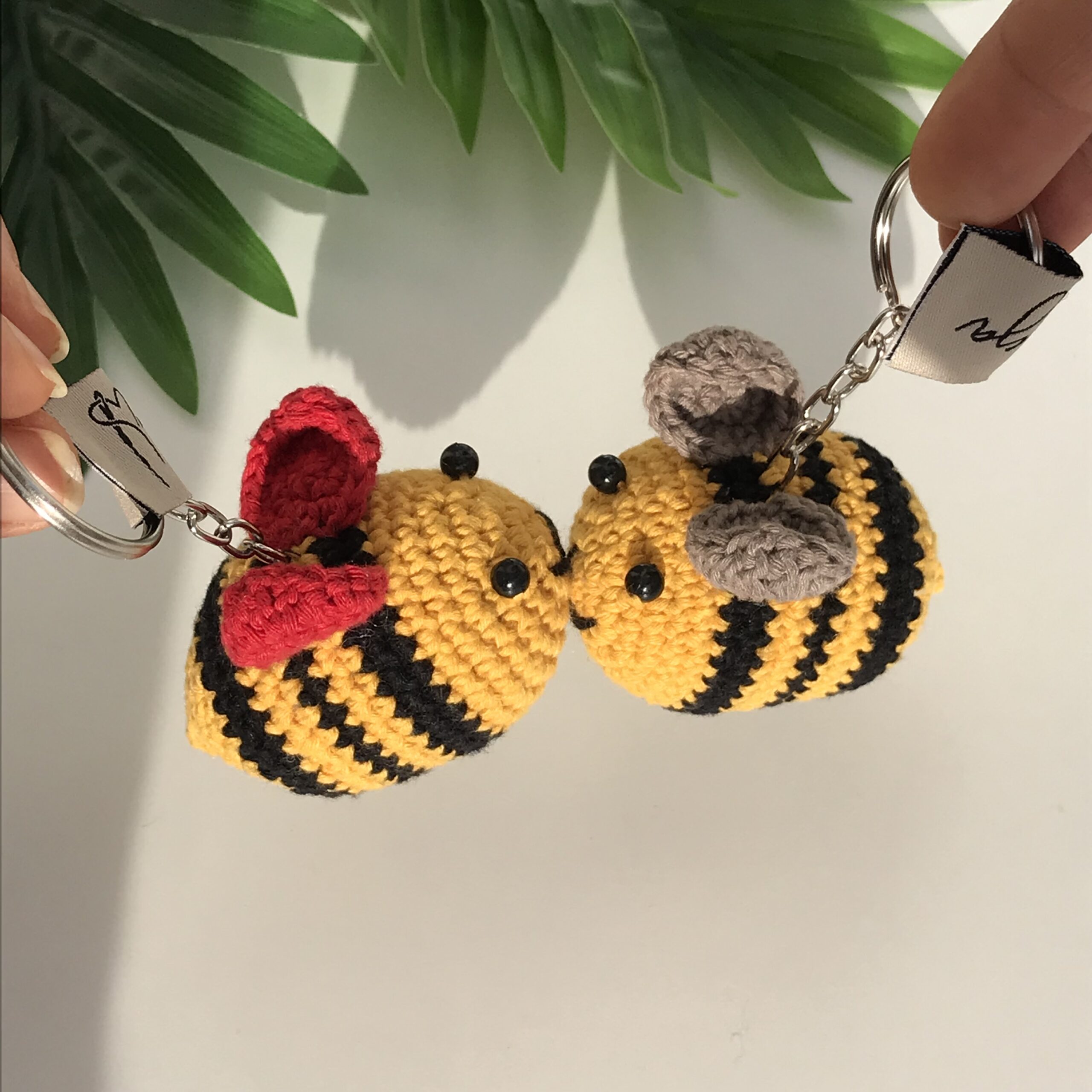 Porte-clés abeille en crochet avec des petits oreilles 3D