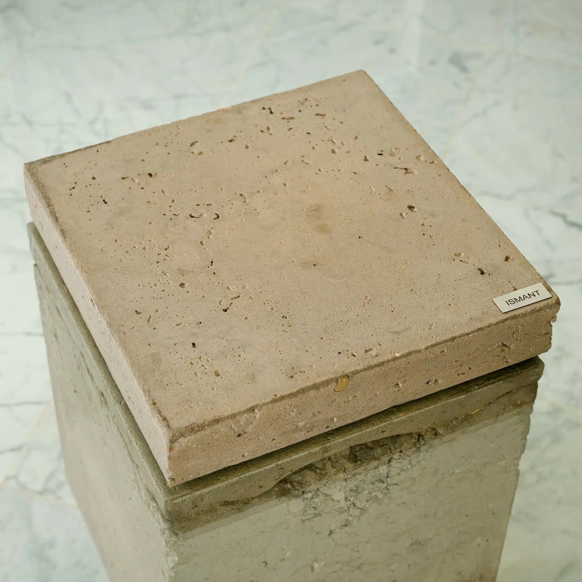 Table flottante avec blocs en béton et plateau en verre suspendu