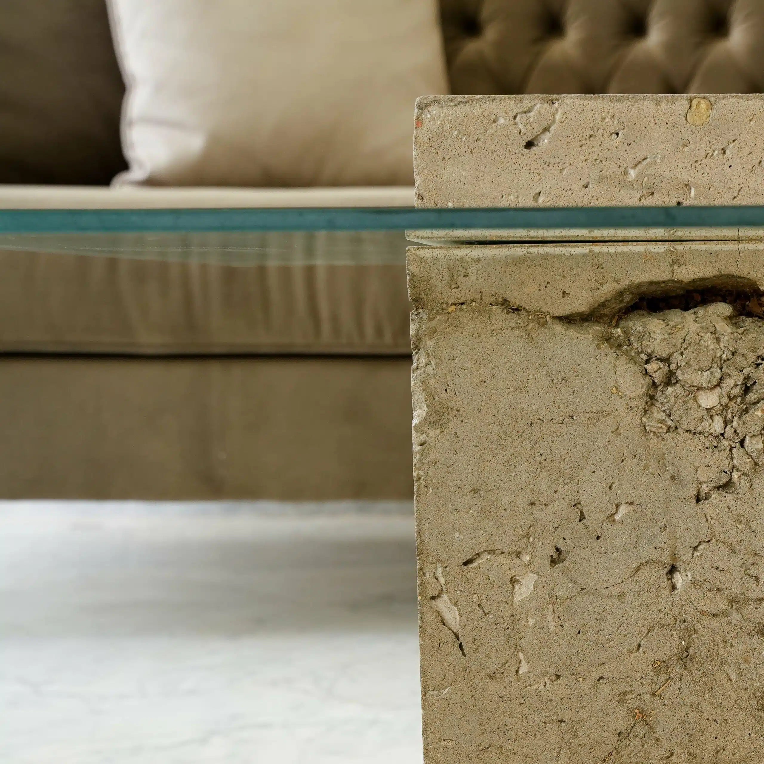 Table flottante avec blocs en béton et plateau en verre suspendu