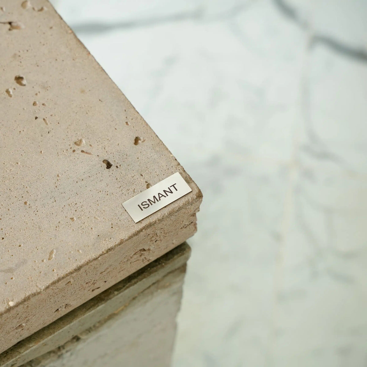 Table flottante avec blocs en béton et plateau en verre suspendu
