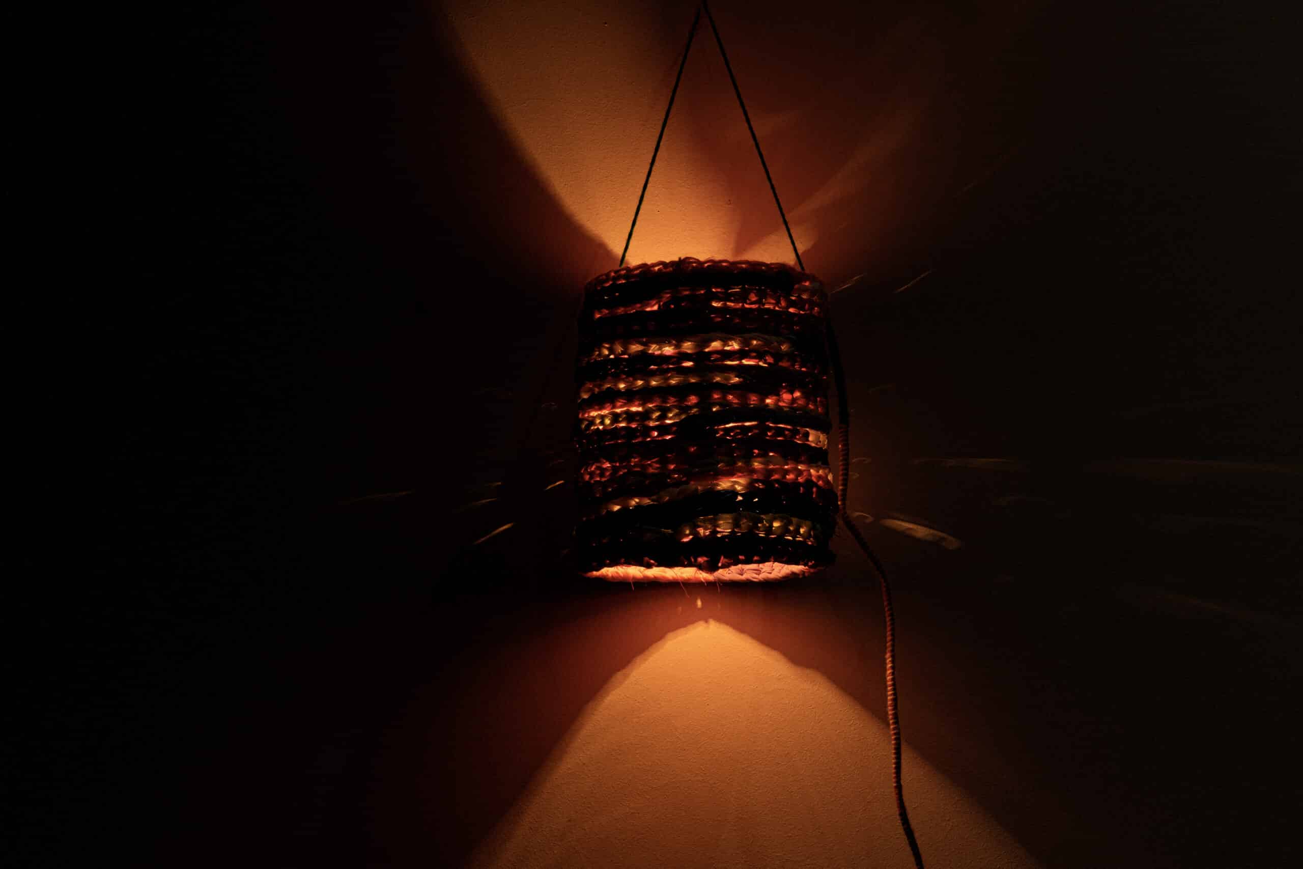 Lampadaire Artisanat Durable en Tissu - Décoration Unique et Éco-conçue