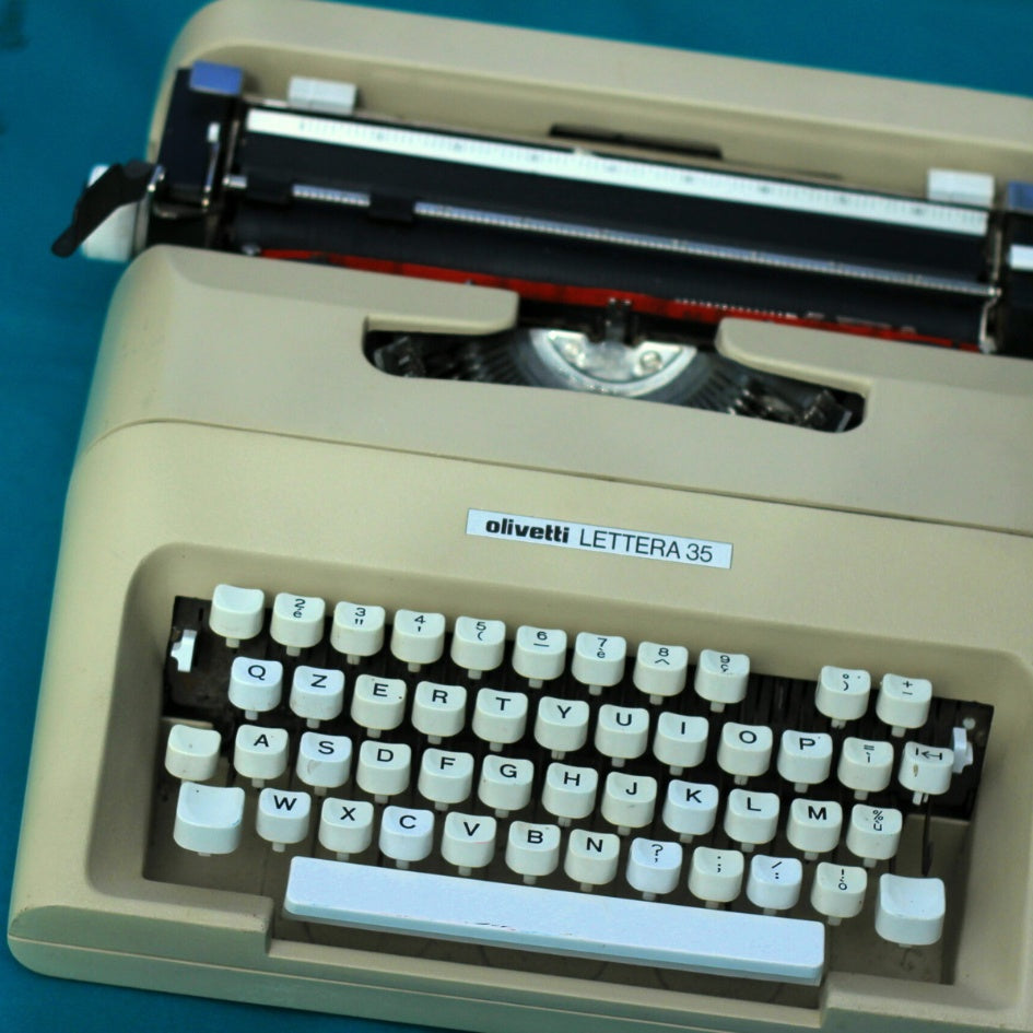 Dactylographe vintage Olivetti blanc neuf pour un style unique