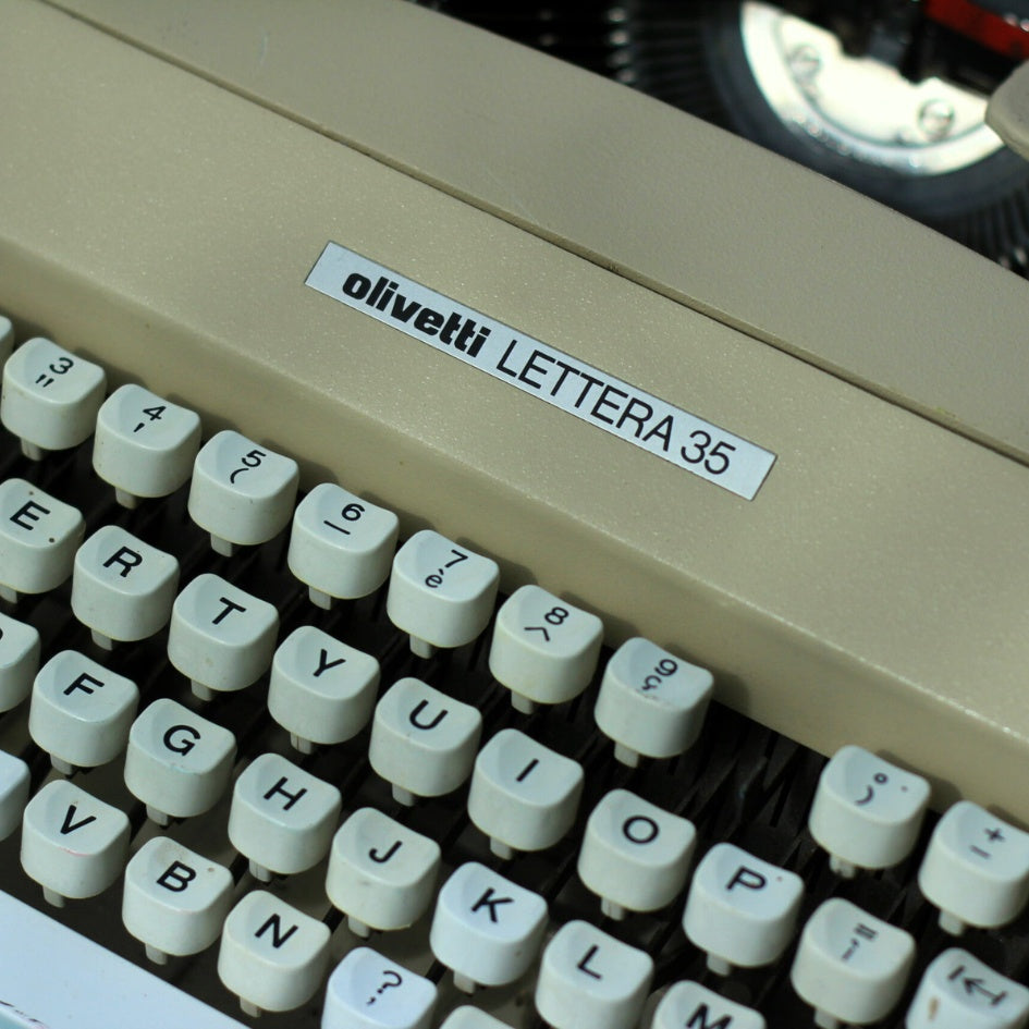 Dactylographe vintage Olivetti blanc neuf pour un style unique