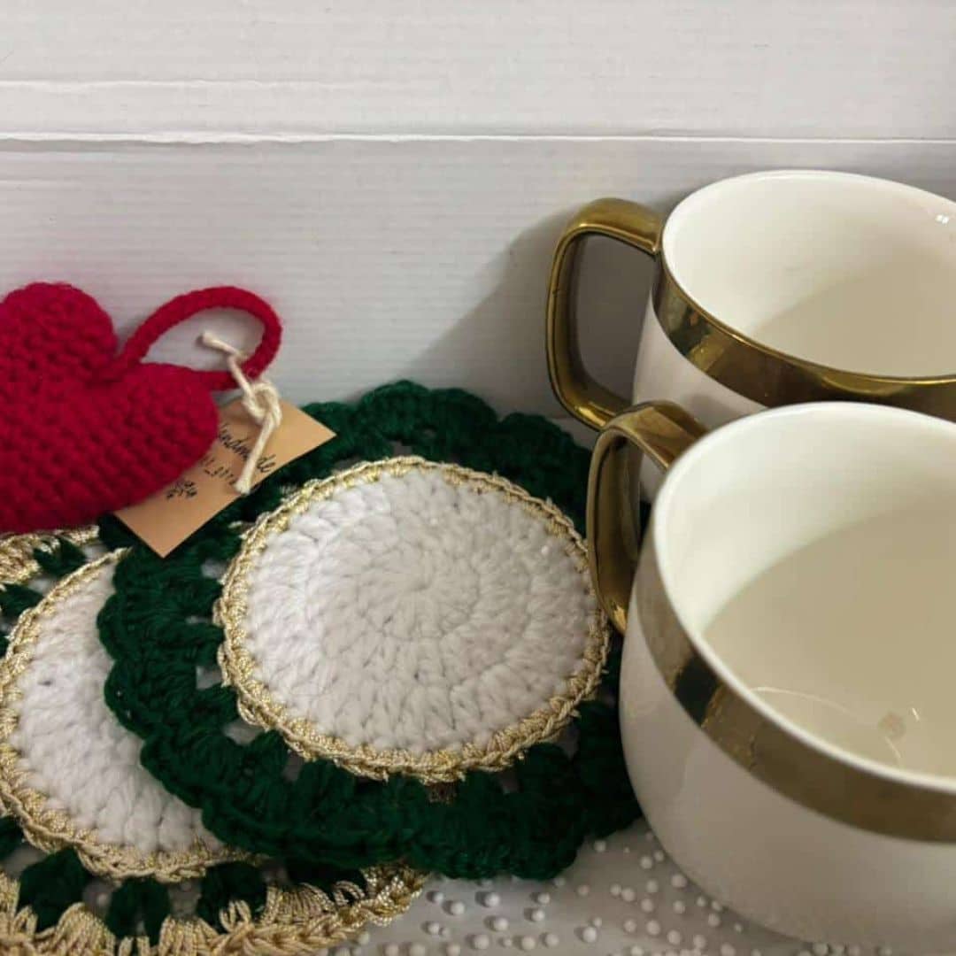 Coffret cadeau DUO vert avec 2 mugs & porte-clé cœur en crochet - Fait main