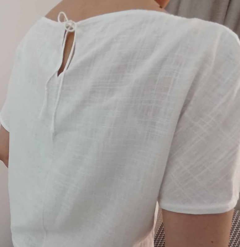 Blouse en lin blanc brodée à la main