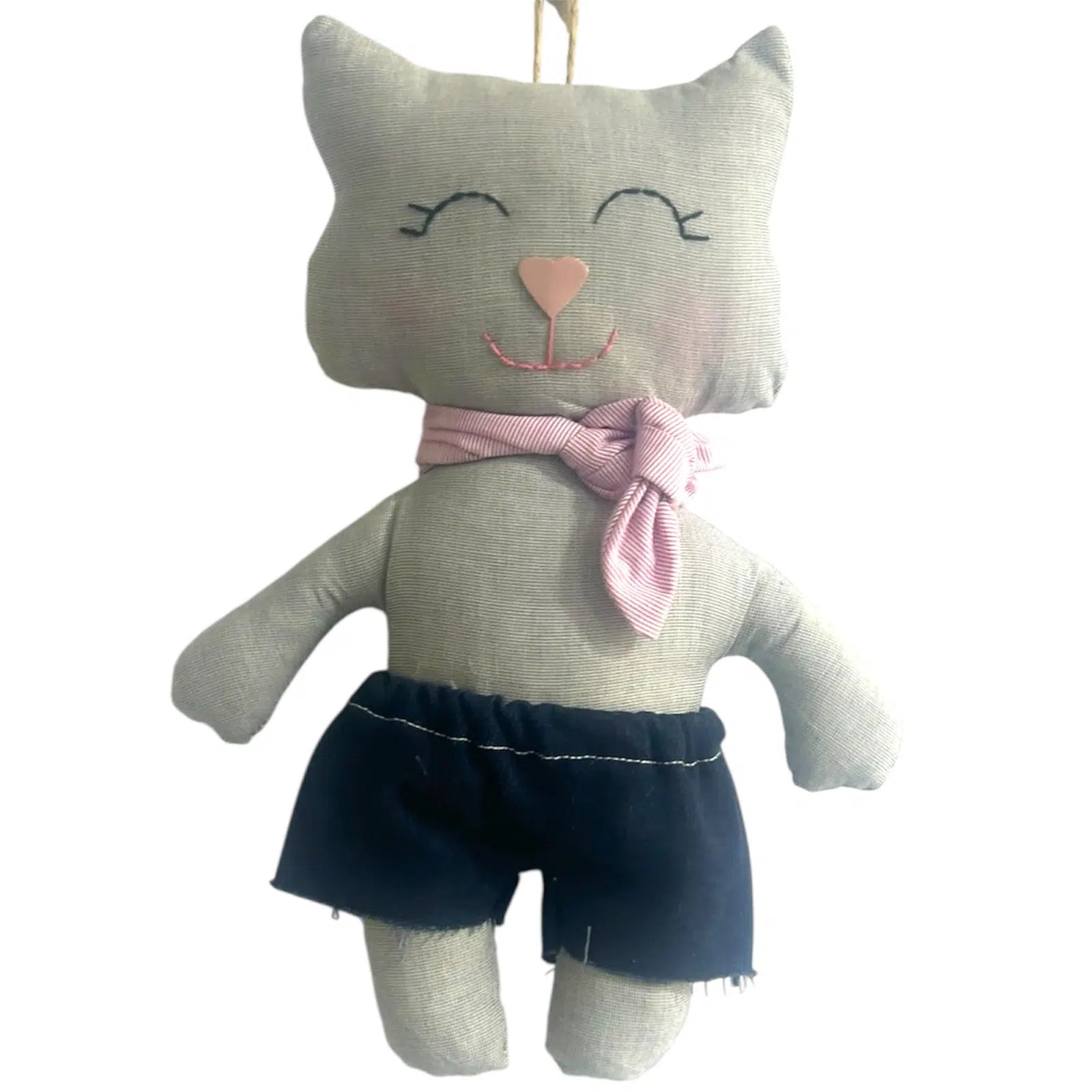 Doudou chat artisanal en short jean et cache col rayé